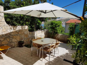 2 bedrooms appartement at Pag 100 m away from the beach with sea view enclosed garden and wifi